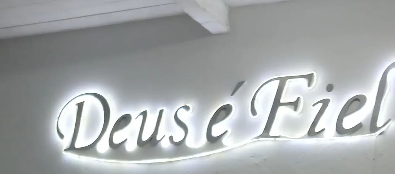 Letreiro DEUS E FIEL com lede - Foto 2