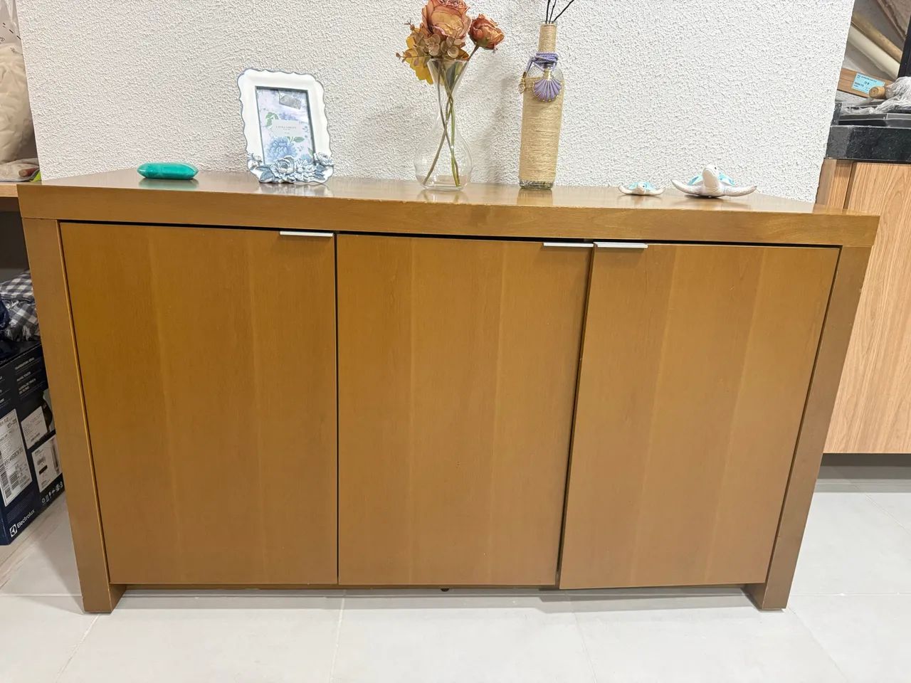 Conjunto de cozinha madeira maciça mesa com 4 cadeira e móvel com portas 