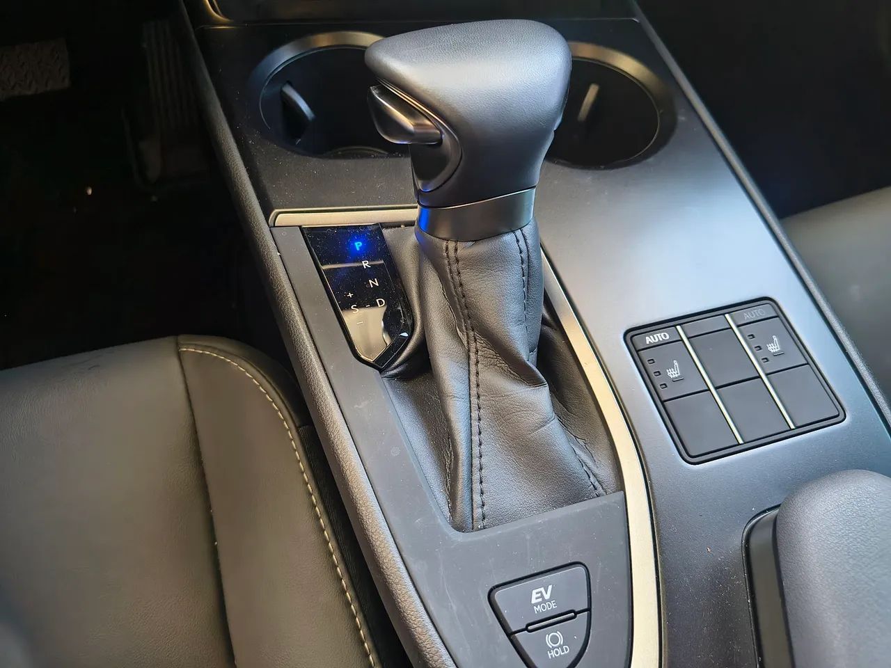 Lexus UX-250h Dynamic 2.0 16V Aut.(hybrid), foto 4 de 16