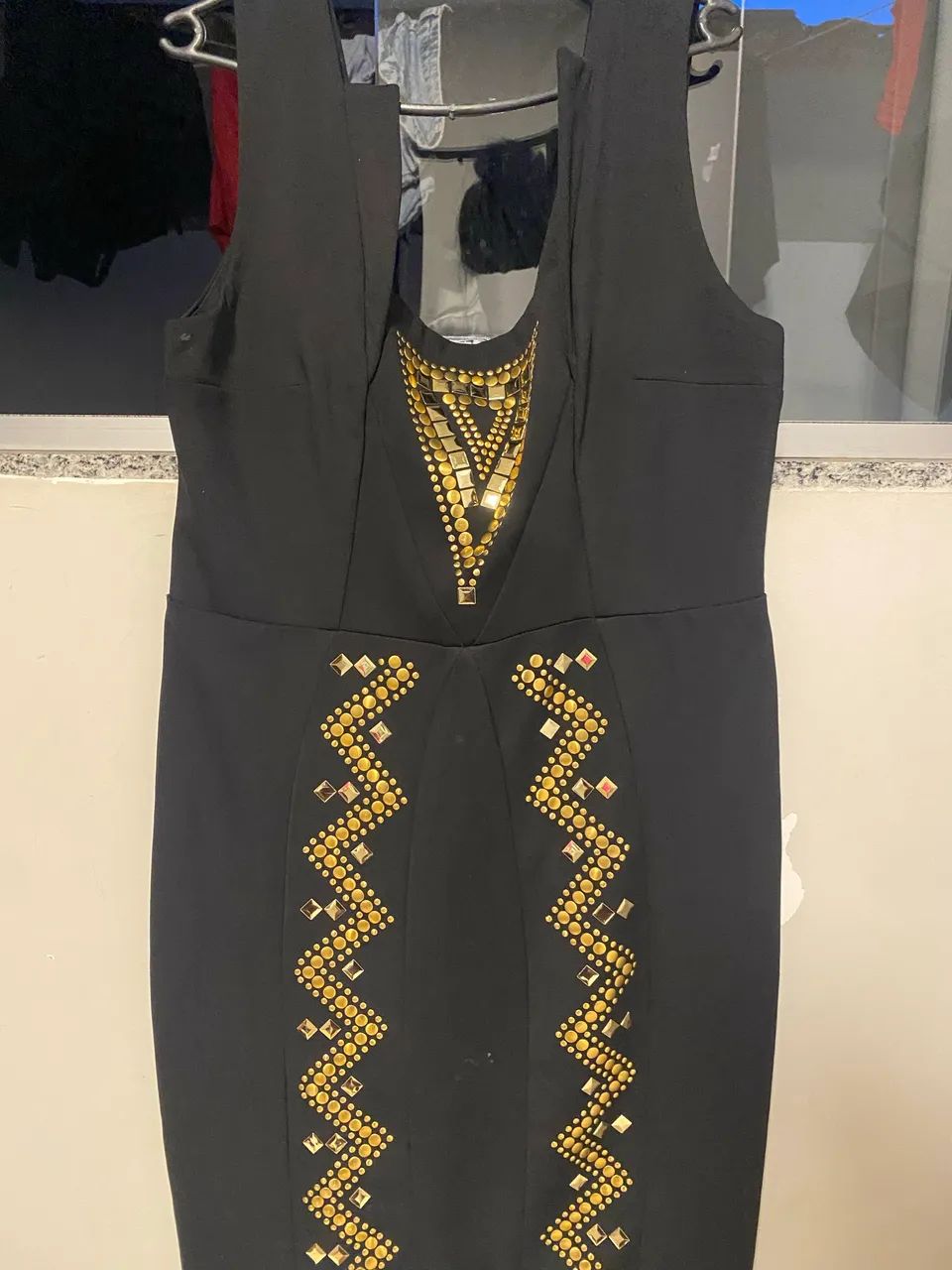 Vestido preto com detalhes dourados  - Foto 2