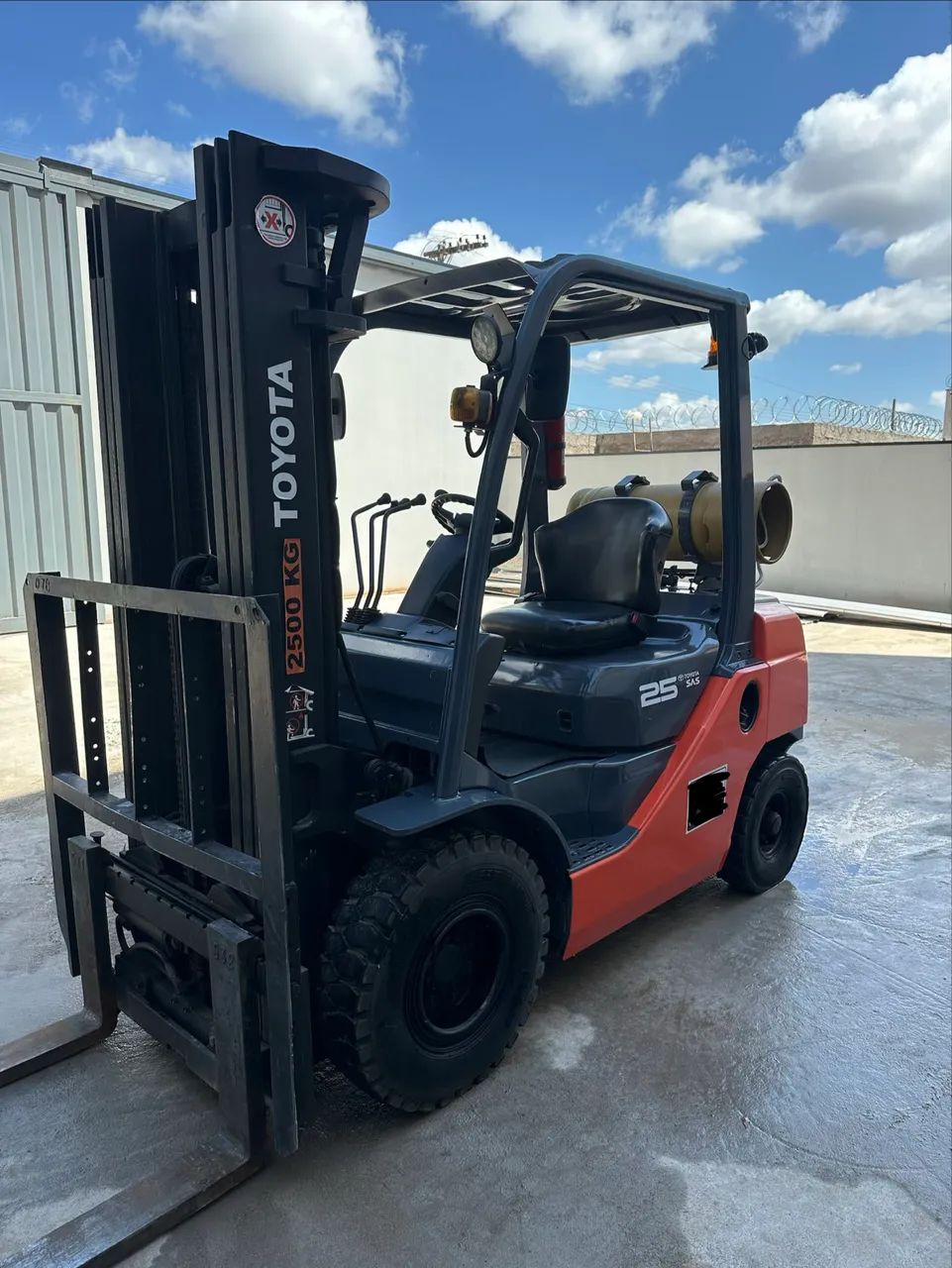 Empilhadeira Toyota 2.500kg Torre triplex 4,80mt - Foto 2