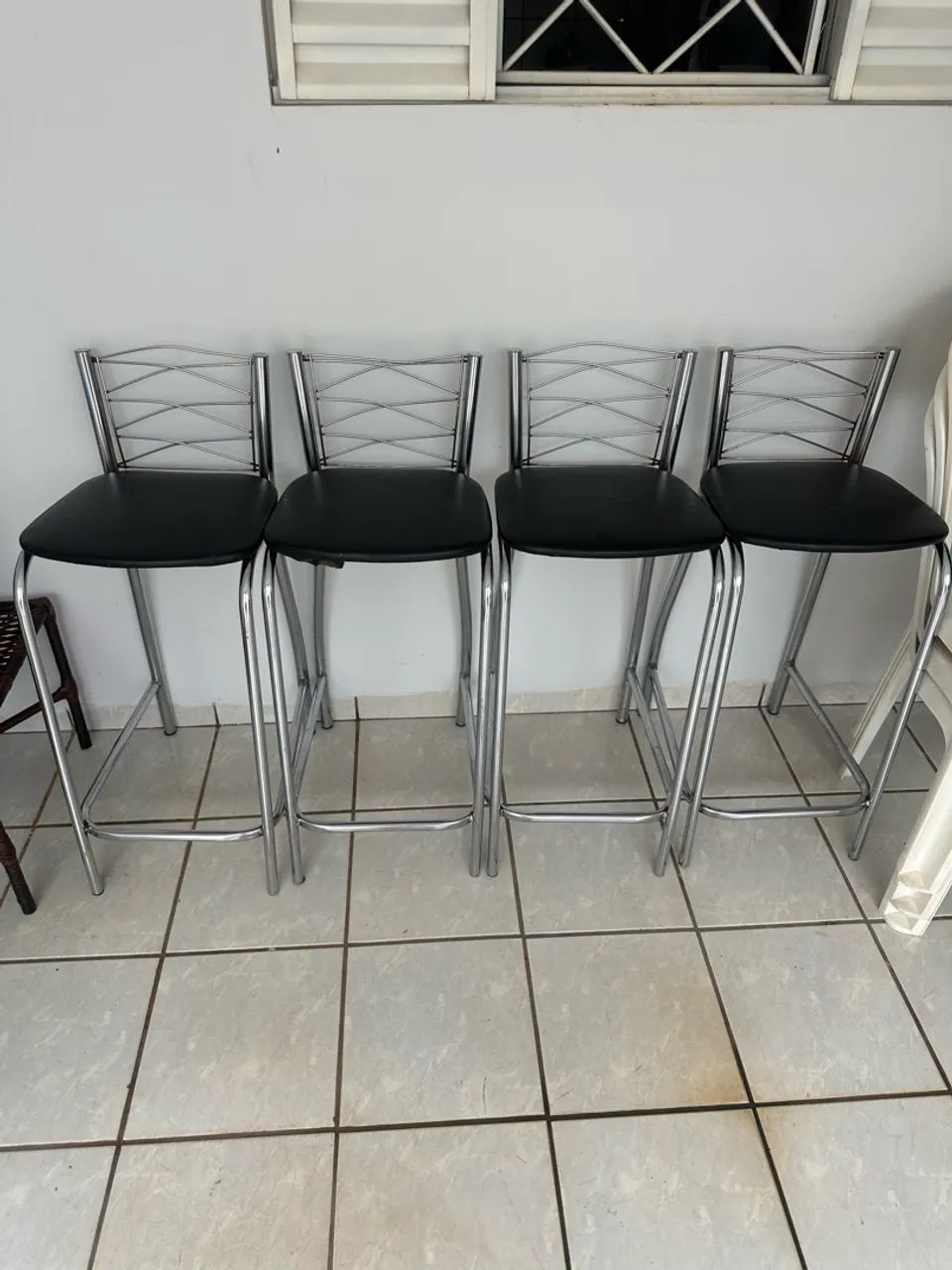 4 Cadeiras Altas de Metal com Assento Preto - Conjunto