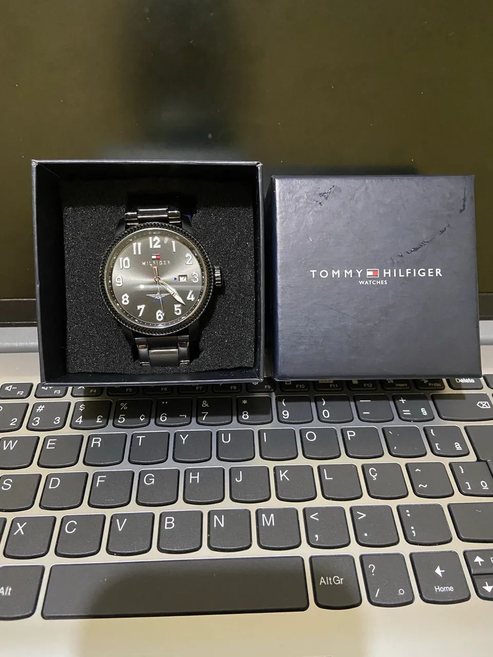 RELÓGIO TOMMY HILFIGER NA CAIXA: ERA DO MEU CHEFE E AGORA EU PRECISO VENDER