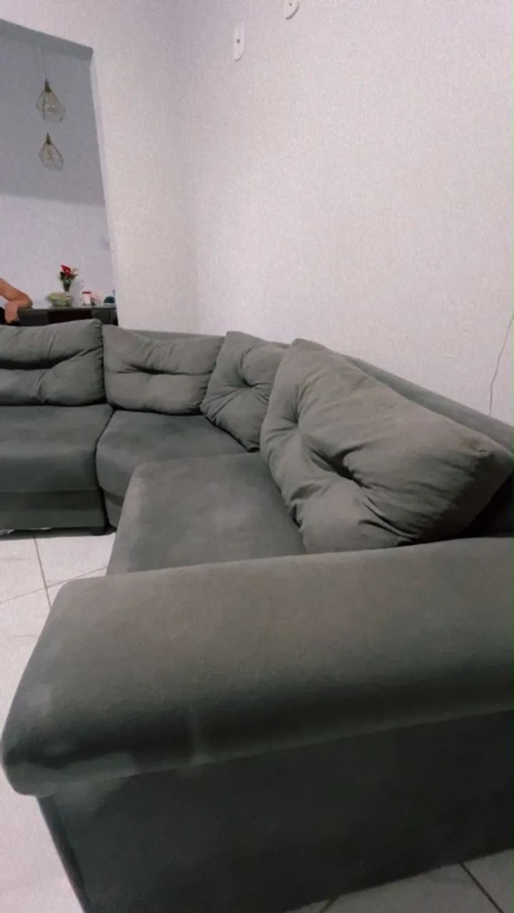 ? Sofá 5 lugares, chumbo, 4 almofadas soltas, 1 ano de uso. R$ 600! - Foto 3