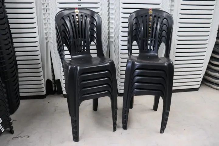 Conjunto de 10 cadeiras pretas de plástico baratas - Foto 2