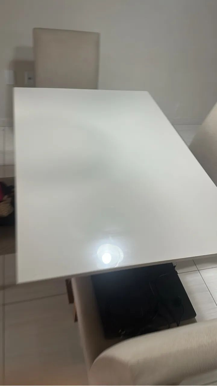 Mesa Nova com quatro cadeiras ( madeira e tampo de vidro) - Foto 3