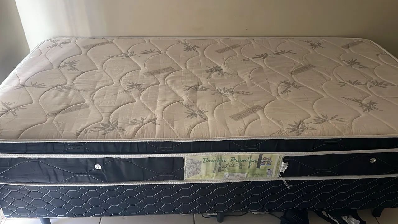 Vendo cama box com colchão solteiro 
