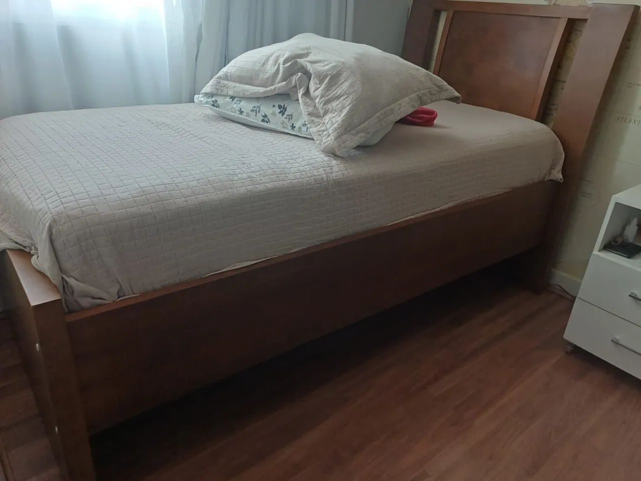 Vendo cama solteiro com colchão  - Foto 3