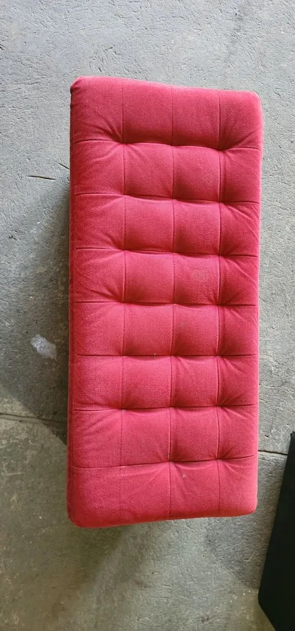 BANCO RETANGULAR VERMELHO EM SUEDE
