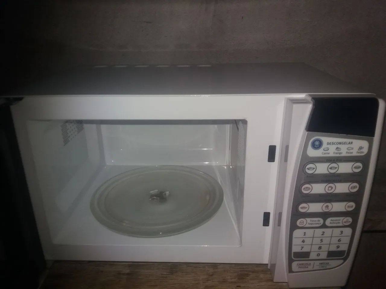 Microondas da eletrolux 20L."NO PLASTICO.c/"display azul. - Foto 4