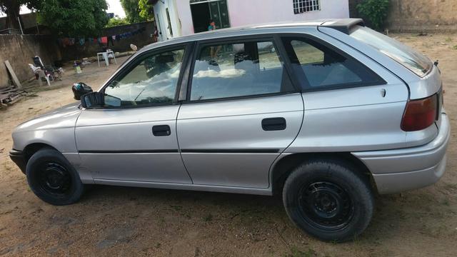 Vende-se ou troca em moto este Astra todo original suspenso e moto e caixa 100% - Foto 5