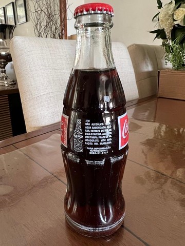 Garrafa Coca Cola retornável com líquido 200ml colecionador  - Foto 3
