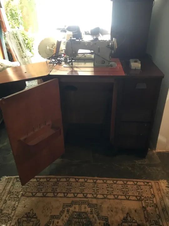 Máquina de Costura Vigorelli Antiga Com Mesa de Madeira 