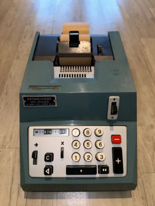 Calculadora de mesa antiga Olivetti. Vintage. Colecionadores.