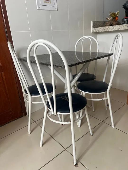 Mesa de mármore com 4 cadeiras 
