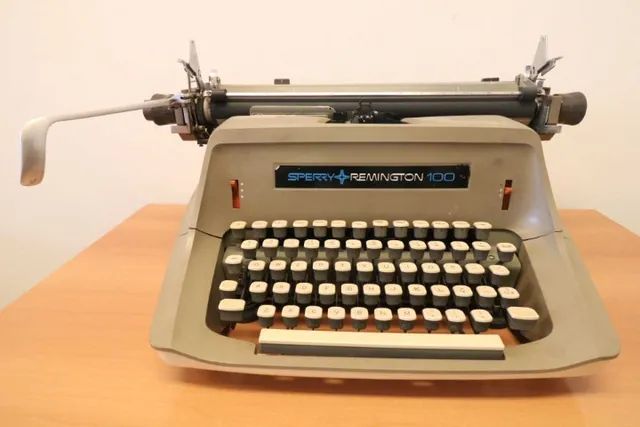 Máquina de Escrever Antiga - Sperry esseRemington 100 - Precisando  de Reforma - Foto 2
