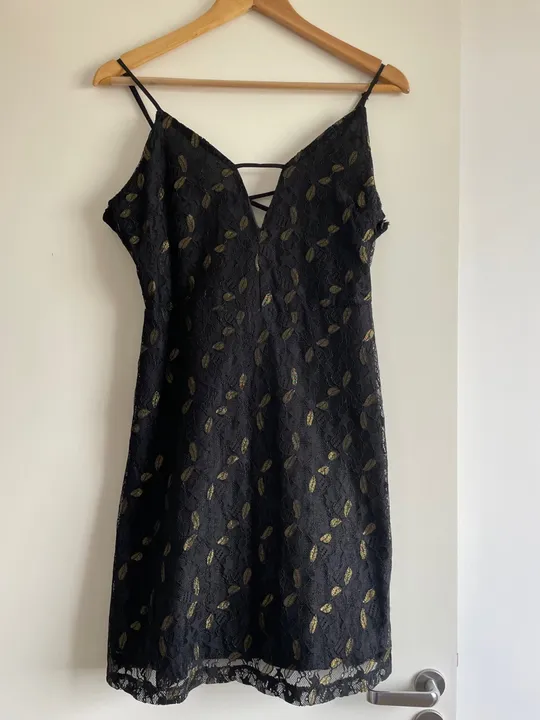 Vestido preto com renda e detalhes dourados tam M LomanSa NOVO