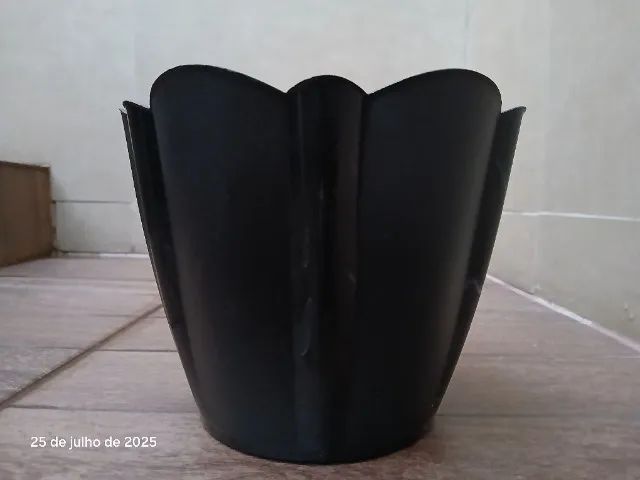 Cachepot plástico preto médio