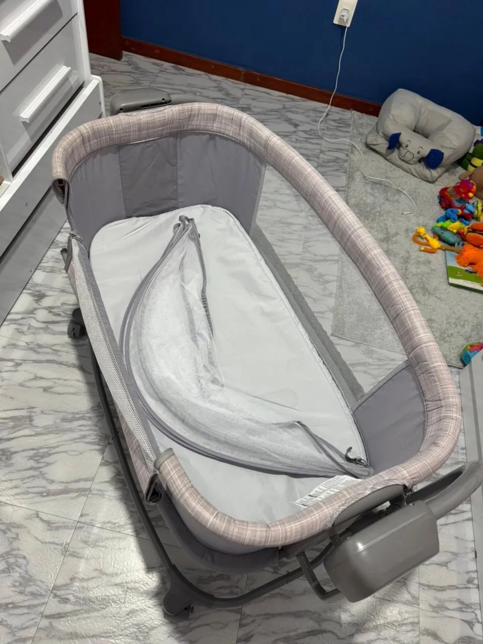 Gray Portable Crib, Automatic Self-Rocking (5 Levels)