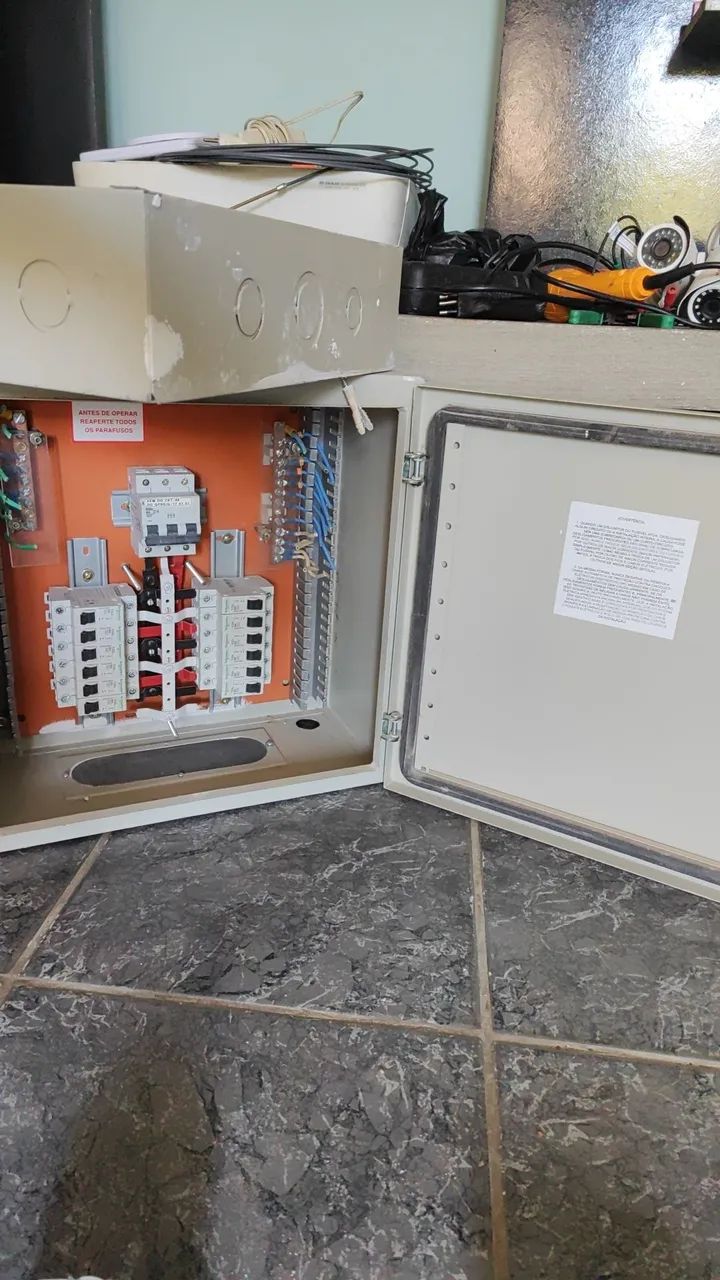 Quadro de Luz montado com porta64842089003138120