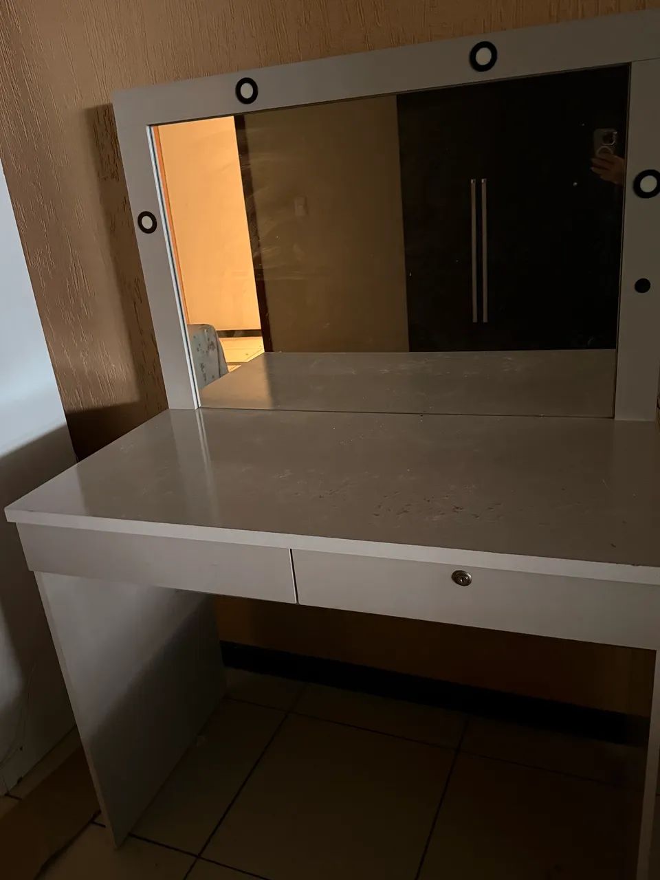 Penteadeira com gavetas e lâmpadas