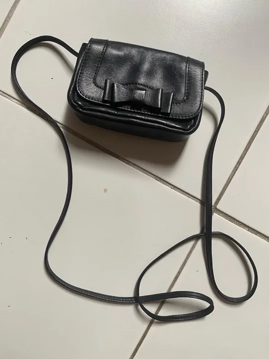 Bolsa de Ombro Preta com Laço