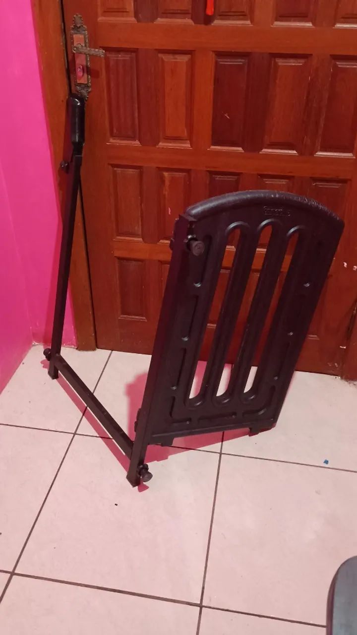 Portão para dividir ambiente dentro da casa, na cor marrom e plástico Duro.
