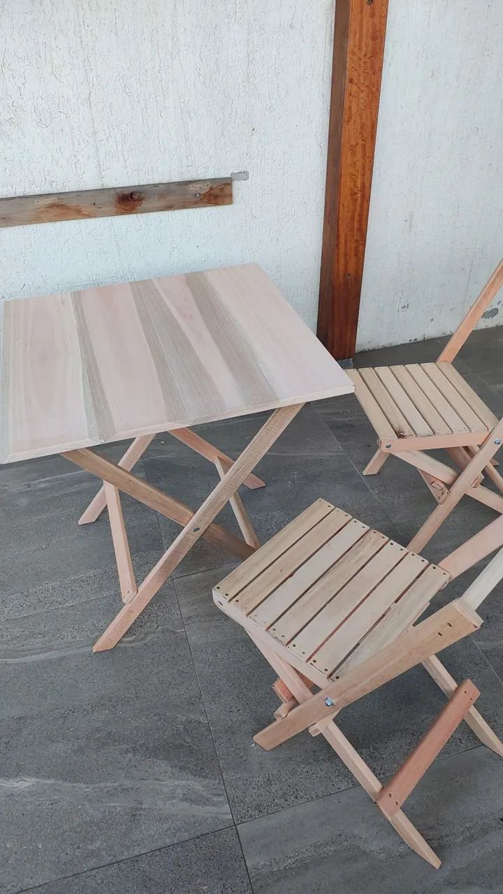 Conjunto mesa de 70x70 dobrável e 2 cadeiras 