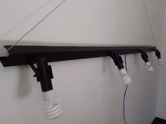 Trilho de iluminação com spots direcionáveis