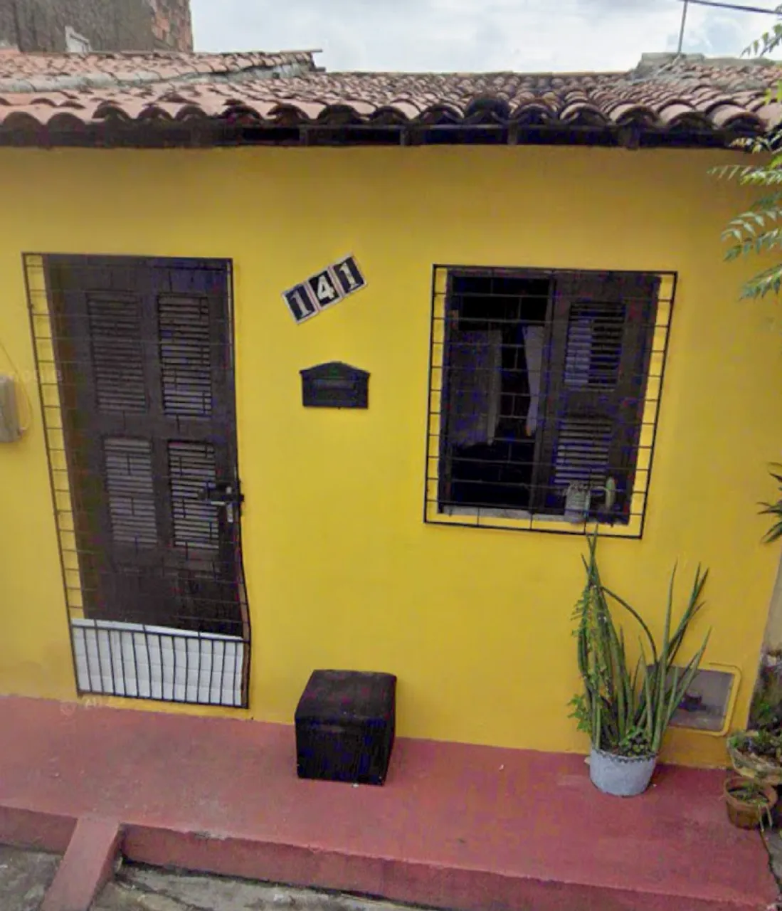 VENDE-SE CASA