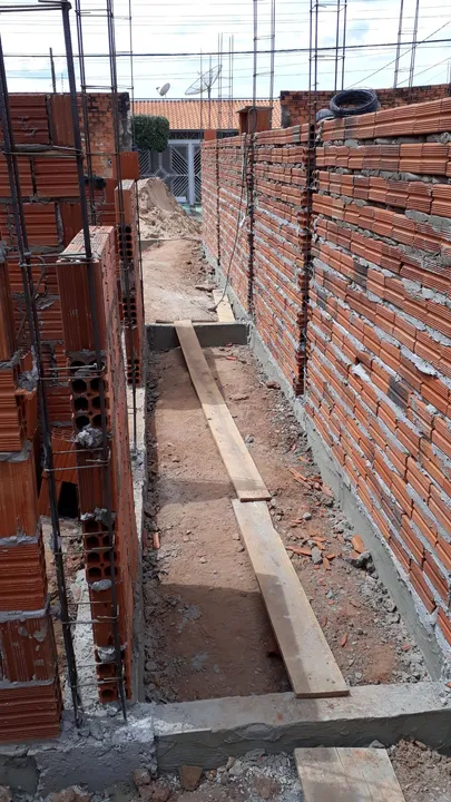 Construção de muro em alvenaria