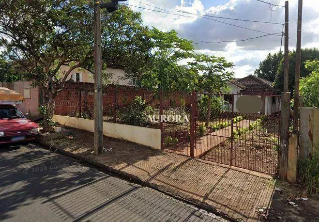 Terreno. comercial, com casa de madeira para demolição.