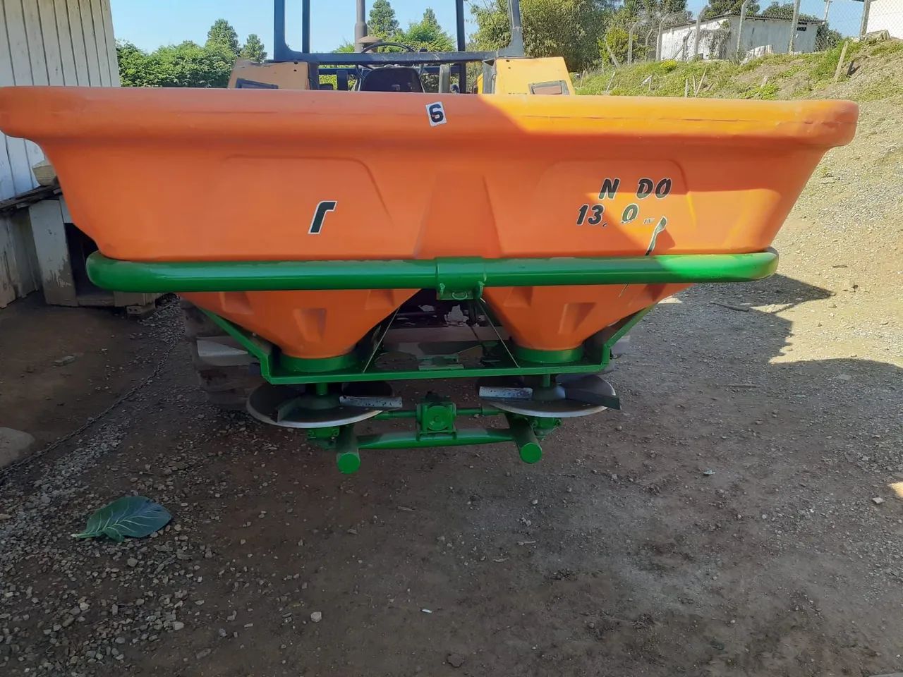 Distribuidor de fertilizantes e sementes STARA TORNADO 1300