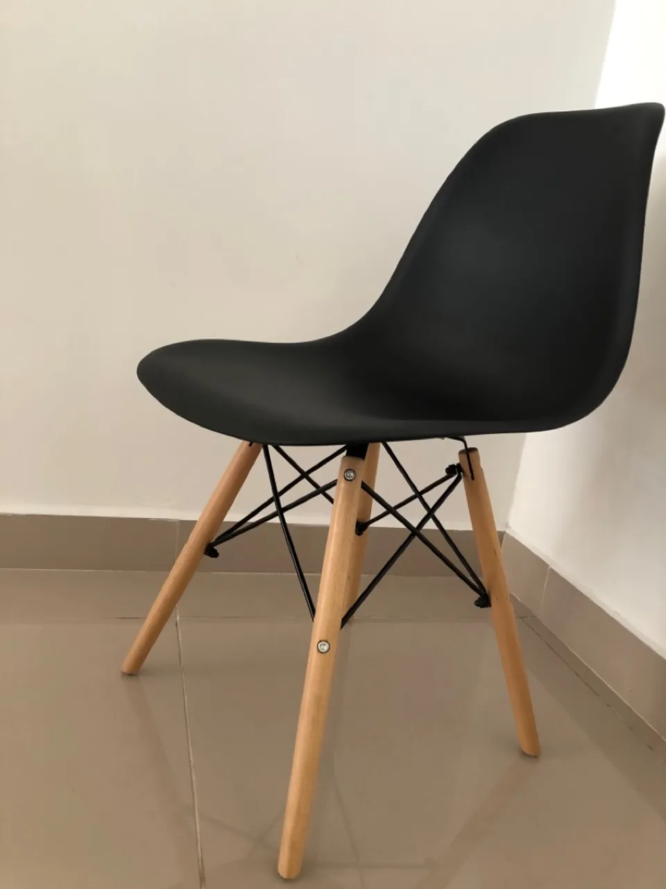 Cadeira Eiffel Preta com Base de Madeira - Design Moderno