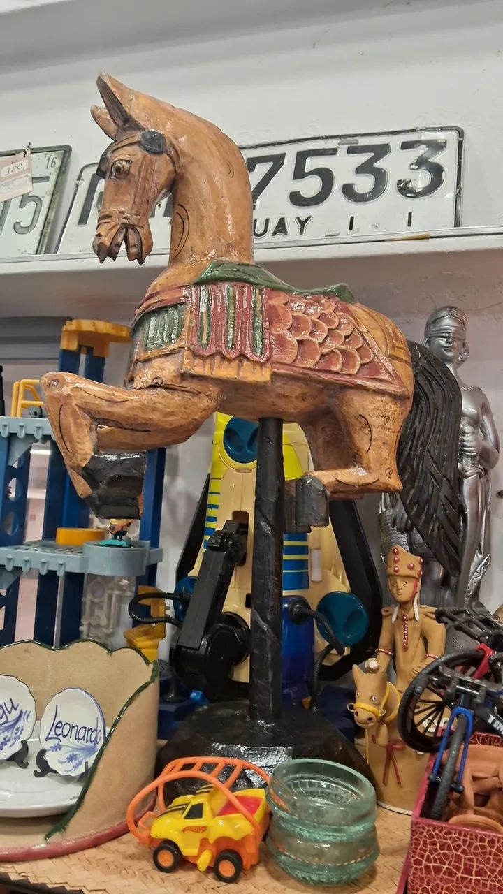 Antigo Cavalo indiano em madeira entalhada ler descrição 