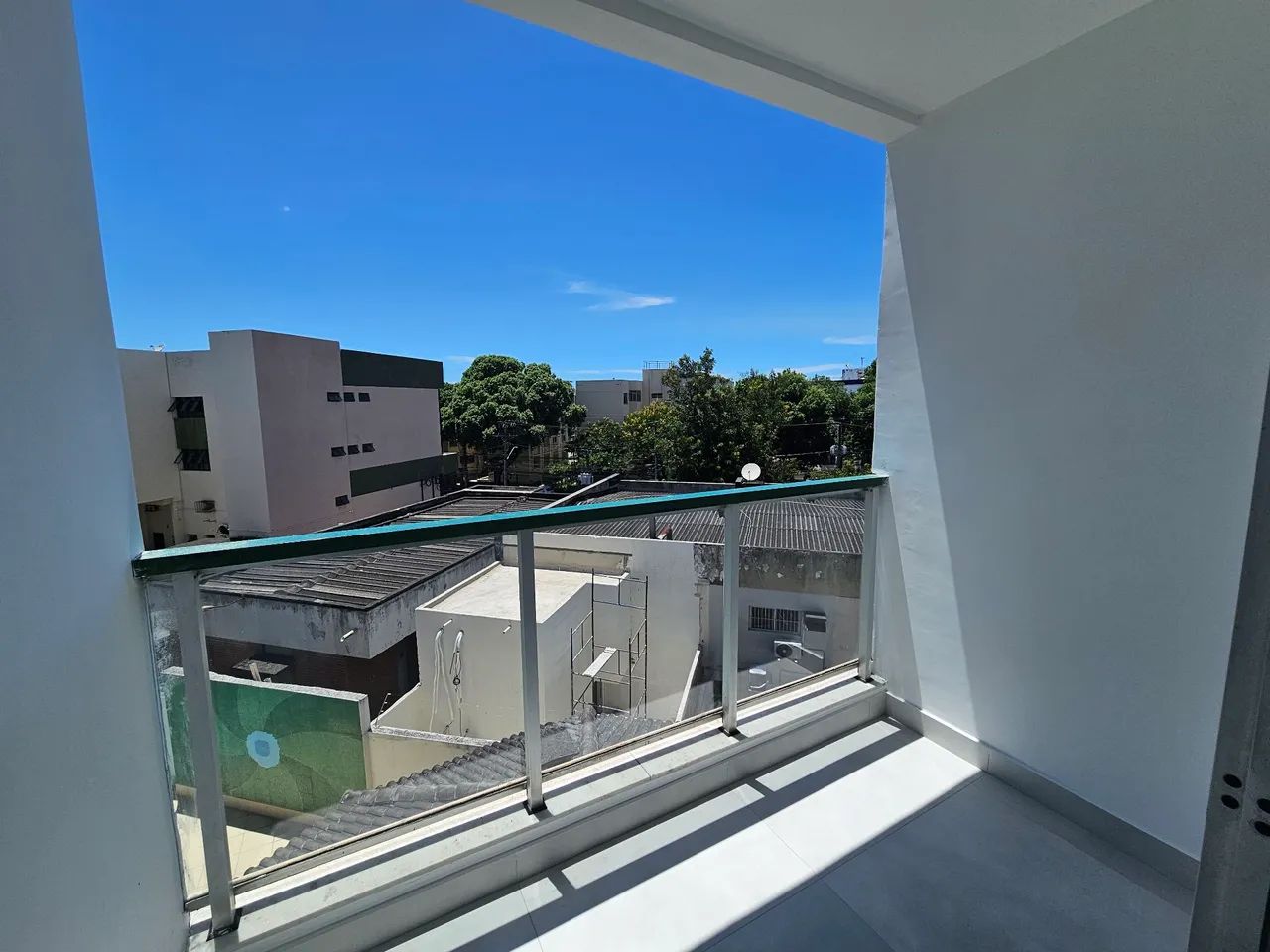 Lindo 2 quartos, 2 banheiros, elevador, varanda, sol da manhã, completamente reformado - Foto 3