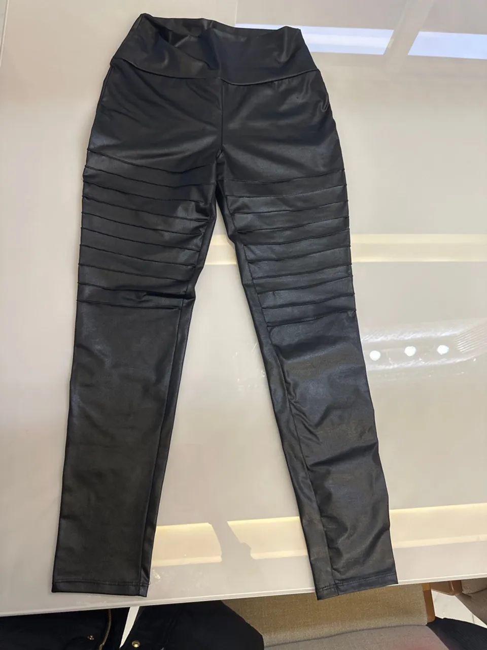 Calça Legging Cirrê com Detalhes - Conforto e Estilo! - Foto 2