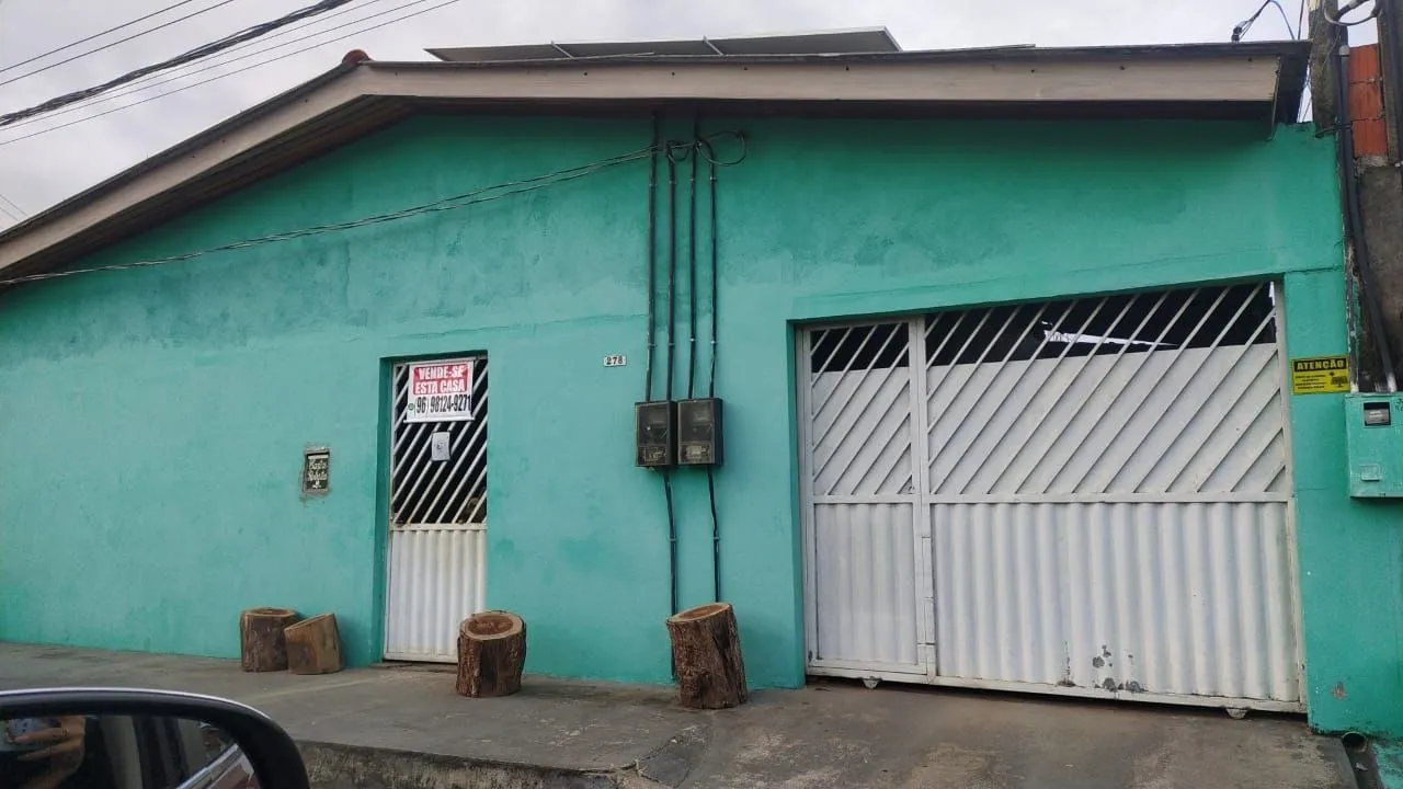 Casa bem localizada, com placas solares.