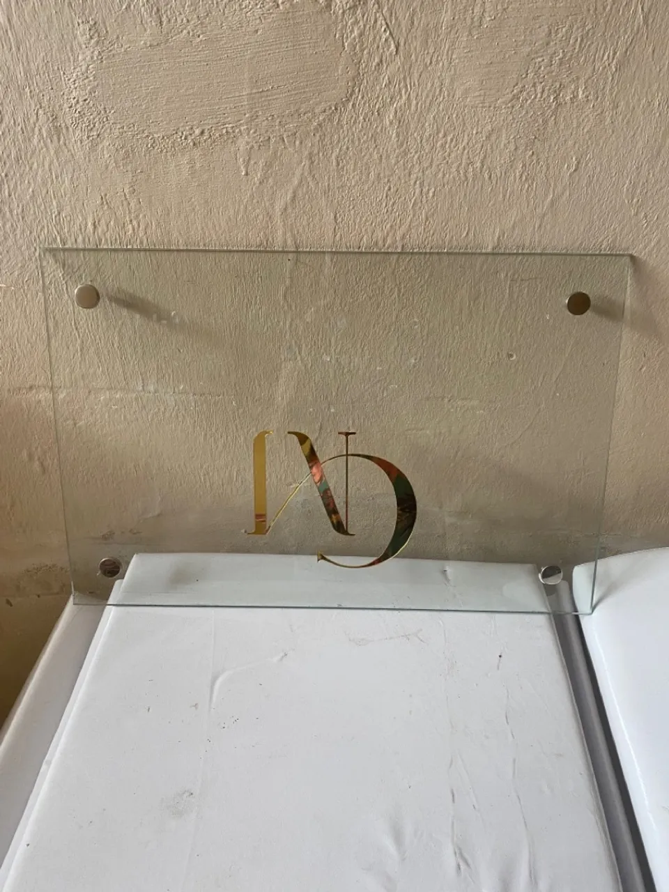 Placa de vidro 60x40 com letreiro em acrílico