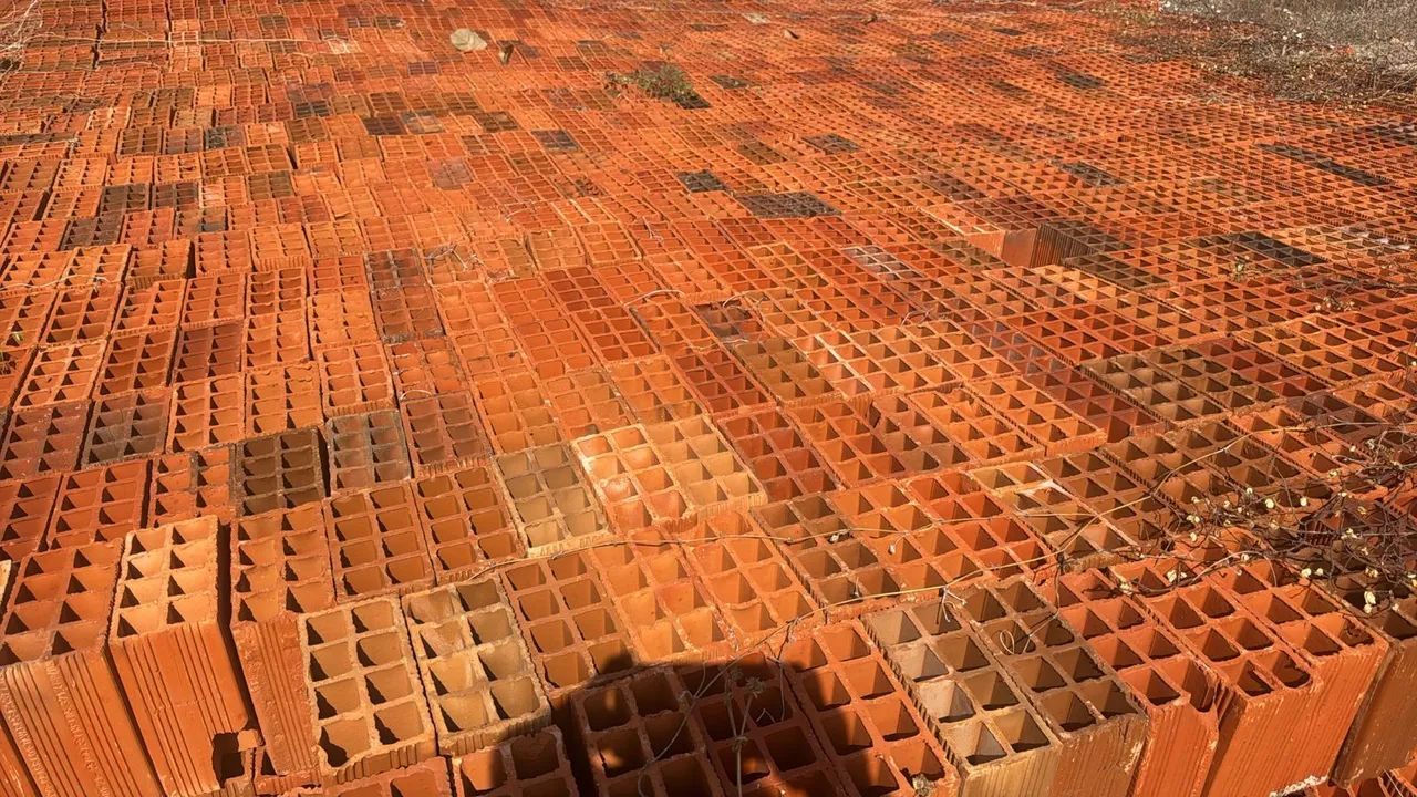 Tijolos Cerâmicos 8 Furos - 4 Milheiros | R$ 500 / Milheiro