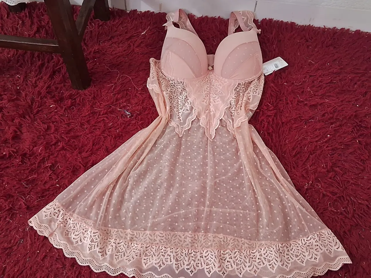 Camisola delicada com detalhes em renda