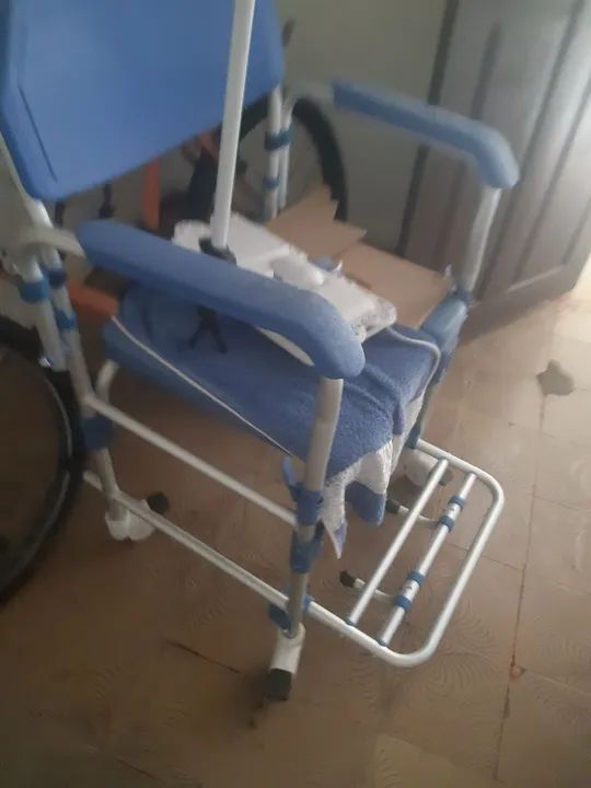 Cadeira 2 em 1 de rodas e banho 