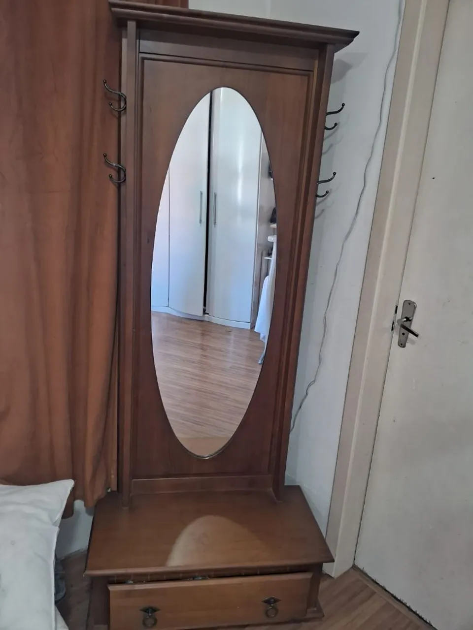 Hall de entrada com espelho e gaveta