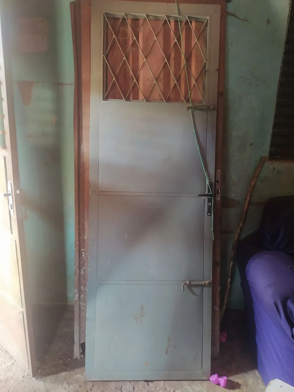 2 Porta de Aço uma com Grade 