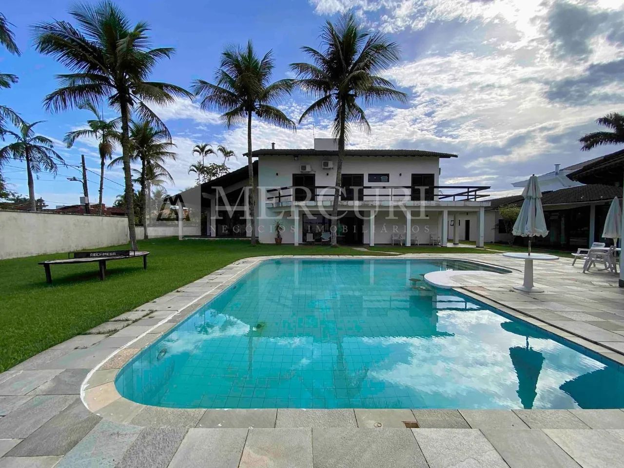 Casa Rústica com Piscina e Campo de Futebol no Condomínio Jardim Acapulco, Guarujá