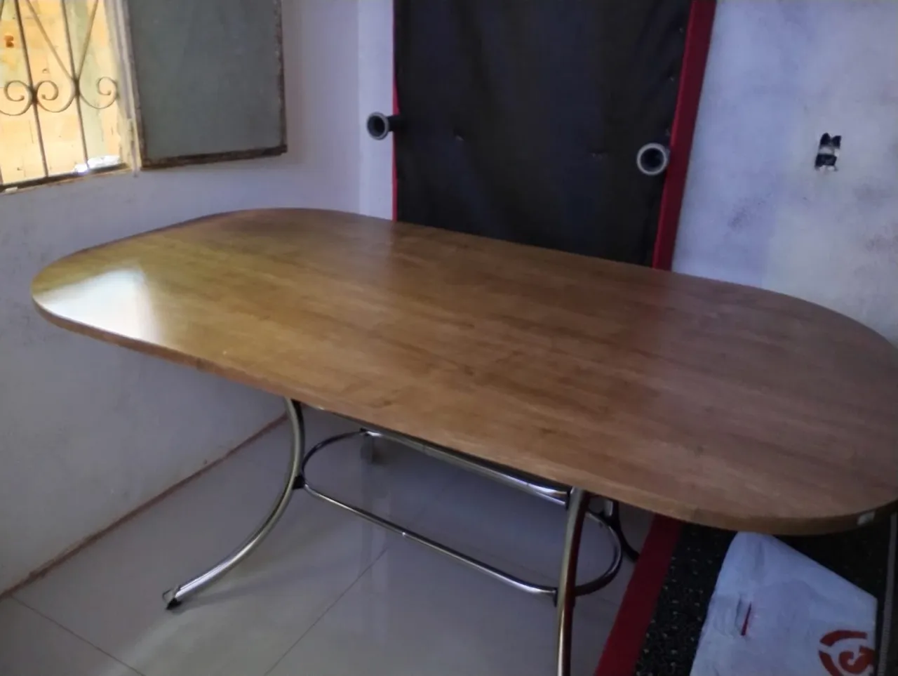 Mesa de jantar oval em madeira