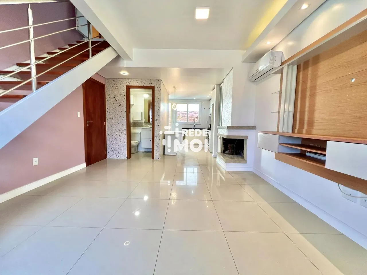 Buscando seu novo lar em Camobi? Impecável casa/sobrado próximo UFSM Com MOBILIA