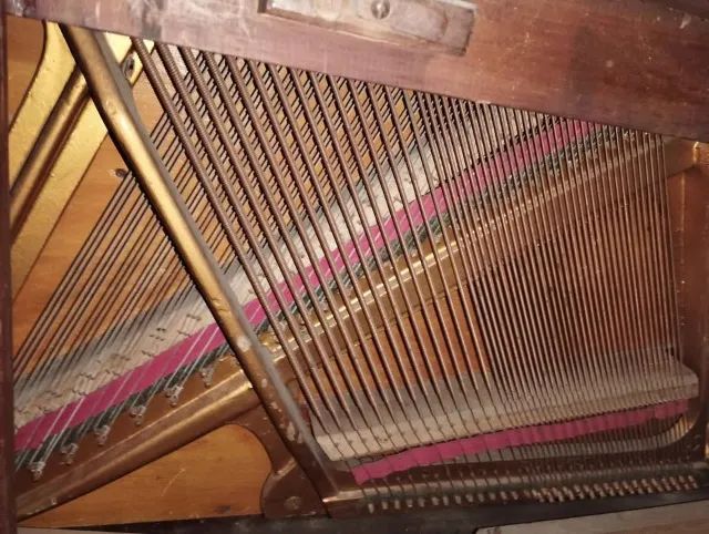 Bentley Acoustic Upright Piano – Used in Good Condition – Walnut Root64728253042049124