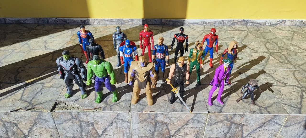 16 bonecos MARVEL e DC.