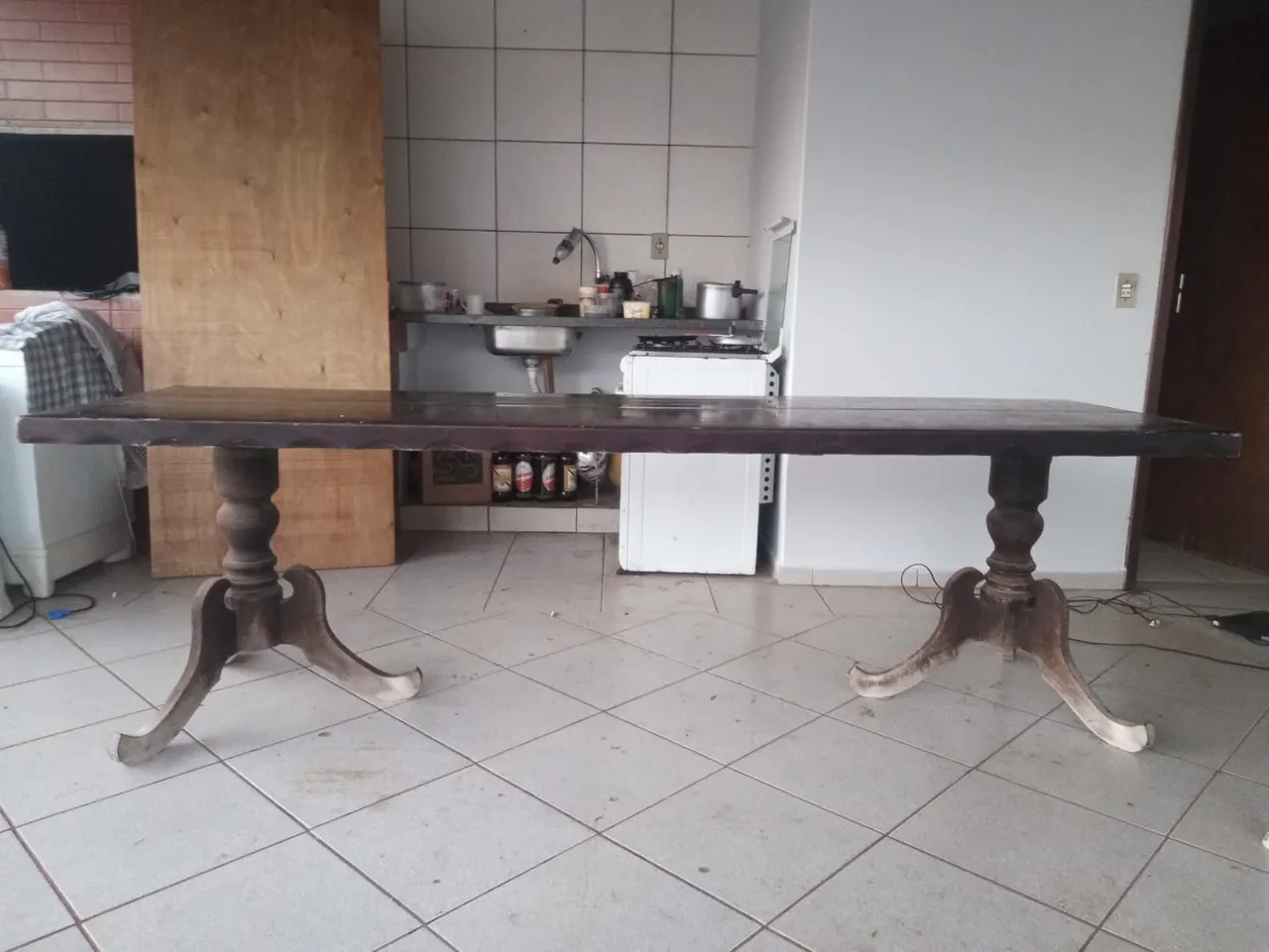 Mesa de madeira sem os bancos.